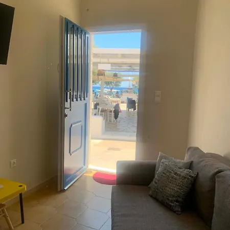 Blue Door Hideaway * Moutsouna